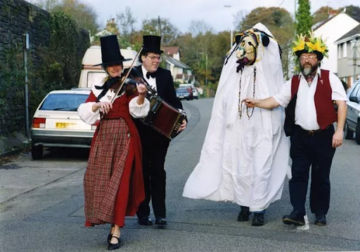 Tradisi Mari Lwyd di Wales.